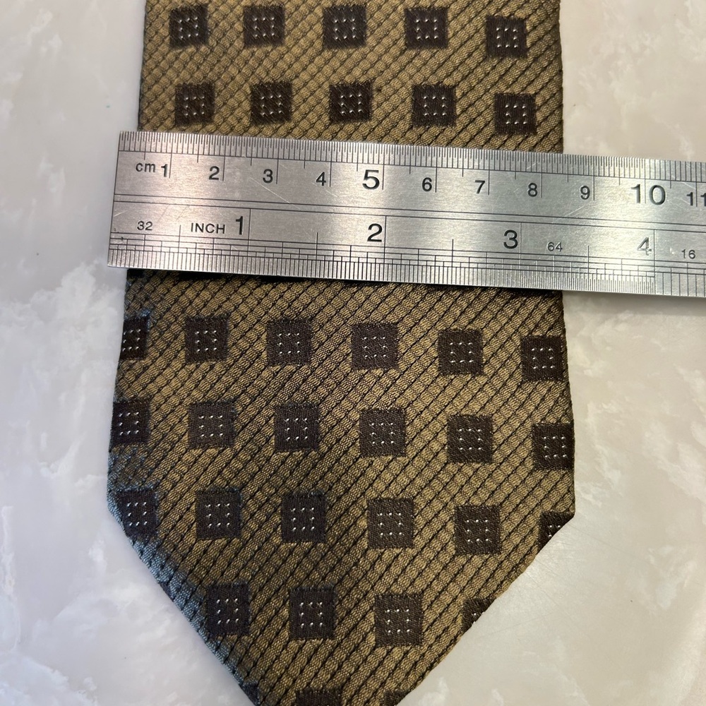Elegant Gold and Black Hugo Boss Silk Men's Tie, Made in Italy, 3.25” X 56” long - Picture 11 of 12